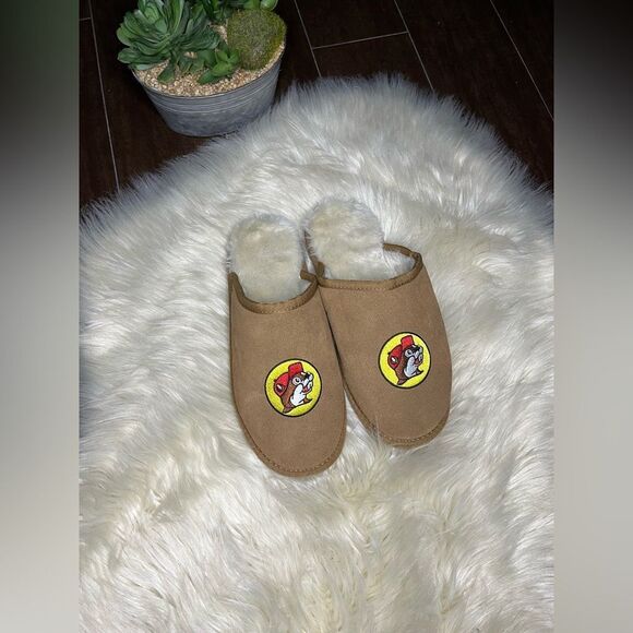 Buc-ee’s cozy slippers Sz 10 - Picture 1 of 2